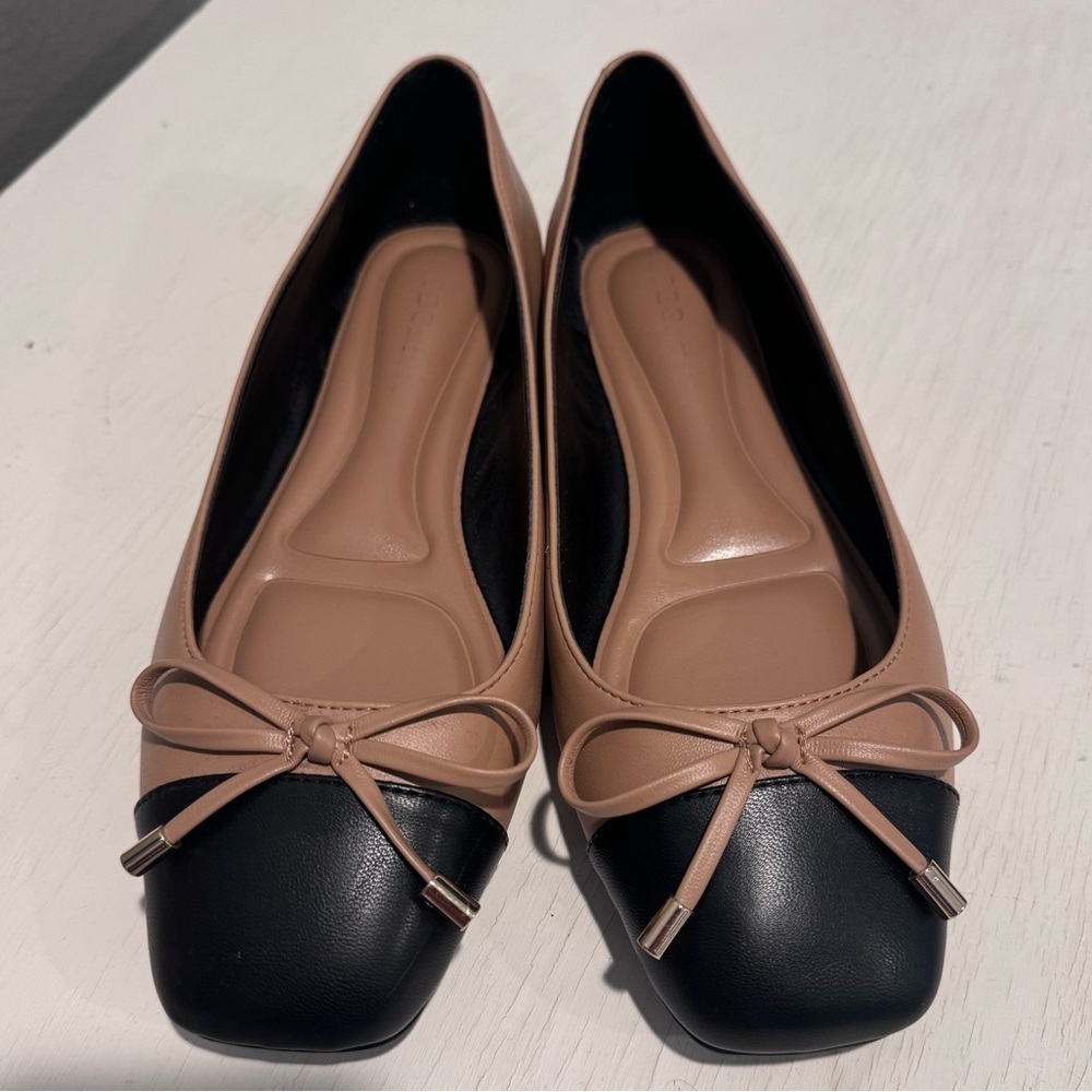 BCBGeneration Elegant Black and Tan Women's Flats size 7.5